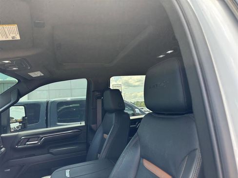 Used 2024 GMC Sierra 2500 AT4 w/ AT4 Premium Plus Package AWD/4WD image 9