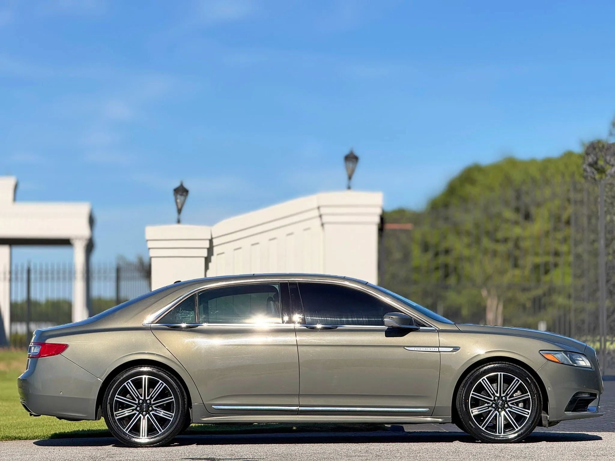 Used 2017 Lincoln Continental Reserve w/ Technology Package FWD image 6