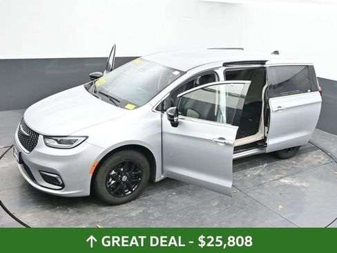 Used 2024 Chrysler Pacifica Touring-L image 64