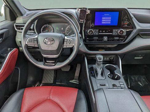 Used 2024 Toyota Highlander LE image 12