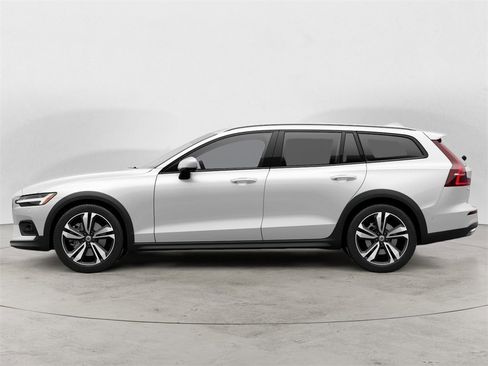 Certified 2025 Volvo V60 B5 Cross Country Plus image 2