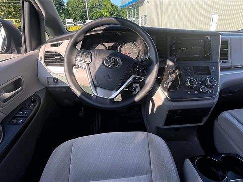 Used 2017 Toyota Sienna LE w/ Outdoor Package FWD image 18