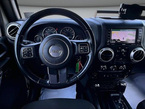 Used 2018 Jeep Wrangler Unlimited Rubicon w/ Connectivity Group AWD/4WD image 8