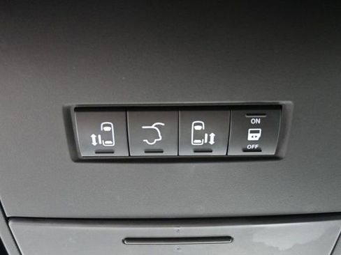 Used 2019 Dodge Grand Caravan SXT image 17