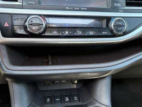 Used 2017 Toyota Highlander Limited image 19