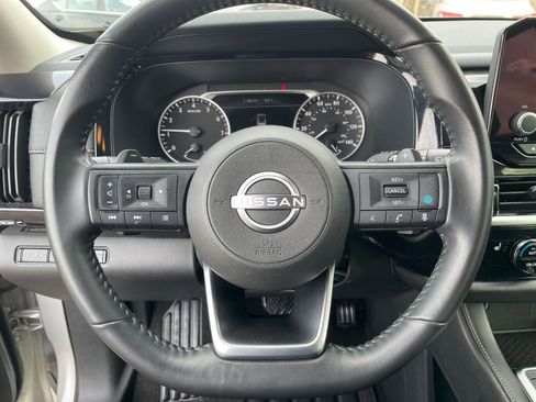 Used 2025 Nissan Pathfinder SV image 27