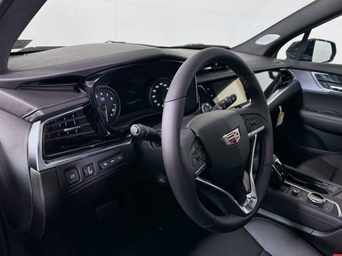 Used 2025 Cadillac XT6 Premium Luxury w/ Technology Package image 6