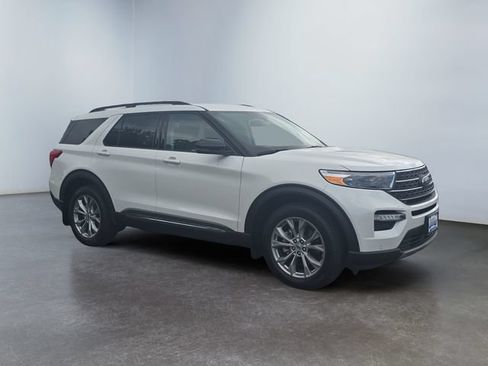 Used 2024 Ford Explorer XLT w/ Equipment Group 202A AWD/4WD image 7