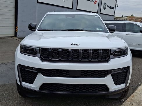 New 2026 Jeep Grand Cherokee Limited w/ Limited Altitude Package AWD/4WD image 2