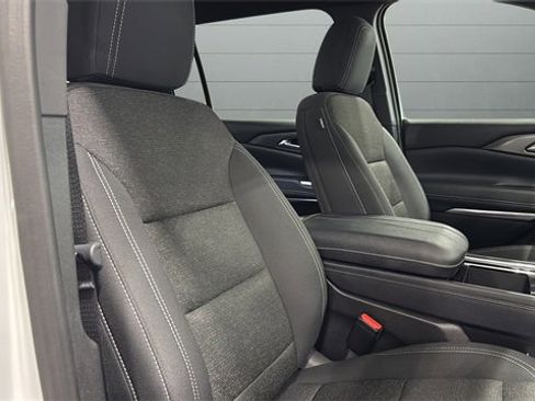 Used 2025 Chevrolet Traverse LT image 32