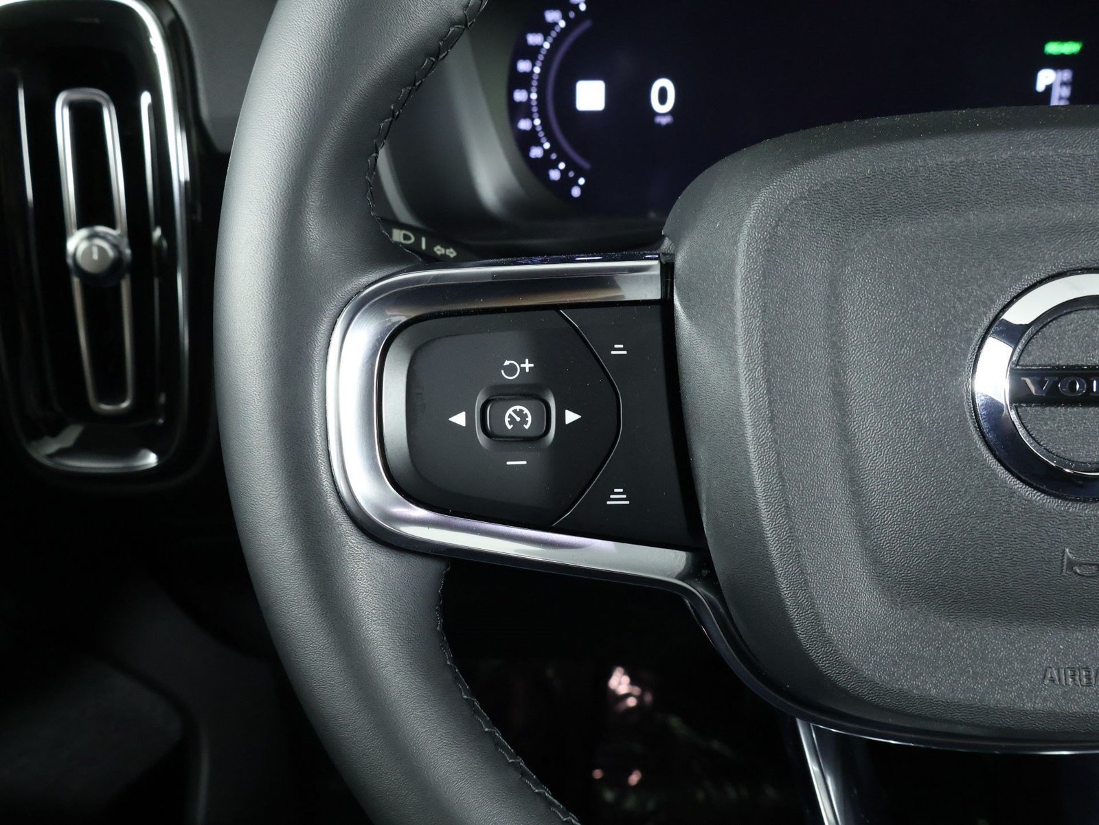 Certified 2023 Volvo XC40 Recharge Core w/ Protection Package Premier AWD/4WD image 10