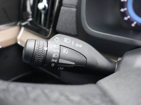 Certified 2025 Volvo XC90 B6 Plus image 22