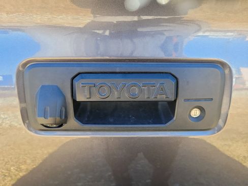 Used 2017 Toyota Tacoma TRD Off-Road w/ Tow Package image 9