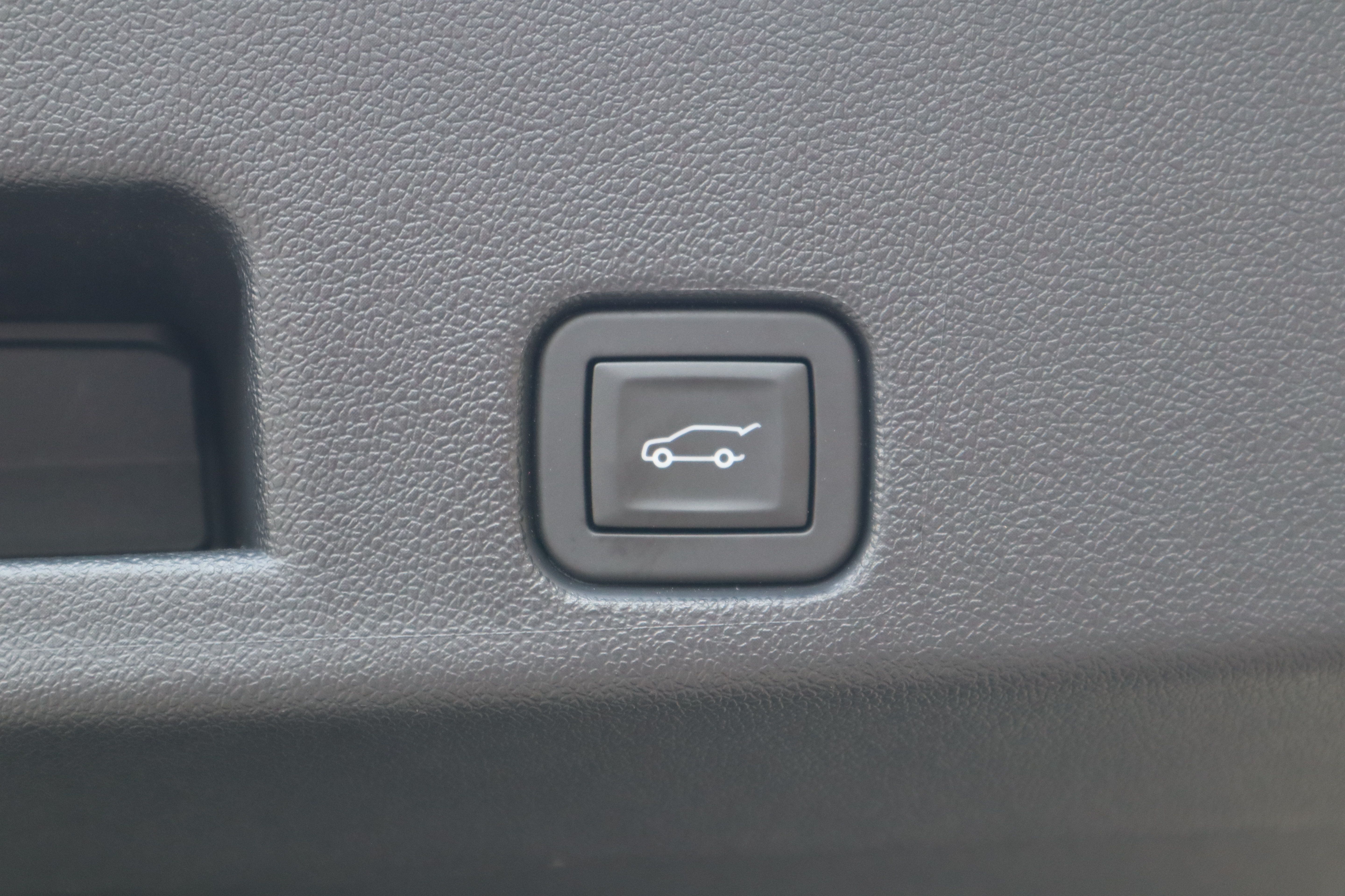 Used 2025 Chevrolet Traverse High Country FWD image 39