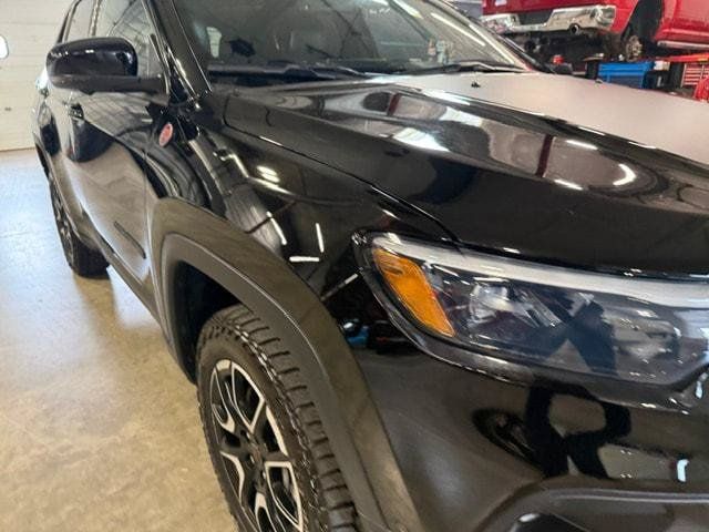 Certified 2025 Jeep Compass Trailhawk w/ Trailhawk Elite Group AWD/4WD image 3