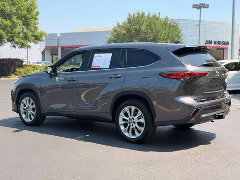 Used 2023 Toyota Highlander Limited FWD image 9