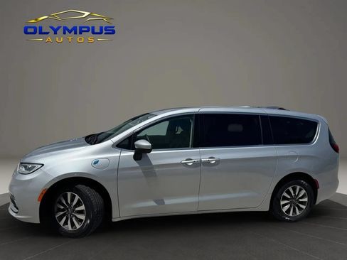 Used 2023 Chrysler Pacifica Touring-L FWD image 5