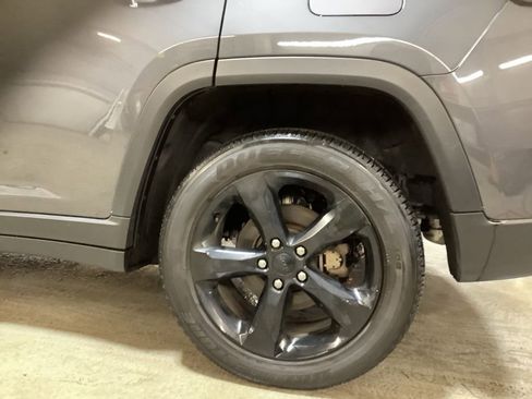 Used 2023 Jeep Grand Cherokee Altitude image 11