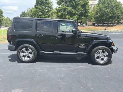 Used 2018 Jeep Wrangler Unlimited Sahara w/ Connectivity Group AWD/4WD image 24