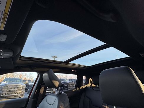 Used 2022 Jeep Compass Limited w/ (RED) Package image 4