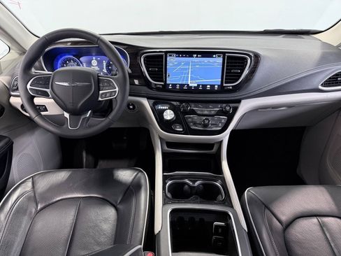 Used 2024 Chrysler Pacifica Limited image 21