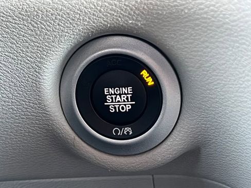 Used 2024 Chrysler Pacifica Touring-L image 10