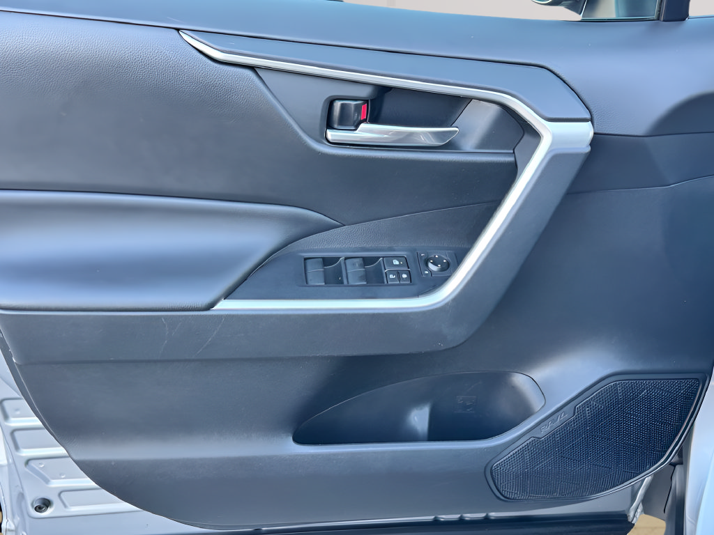 Used 2020 Toyota RAV4 XLE FWD image 24