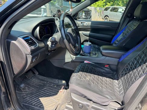 Used 2019 Jeep Grand Cherokee Laredo AWD/4WD image 9