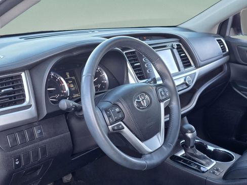 Used 2016 Toyota Highlander XLE image 30