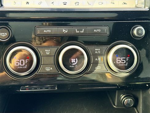 Used 2018 Land Rover Discovery HSE image 17