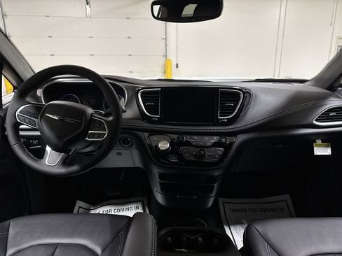 New 2026 Chrysler Pacifica Select image 10