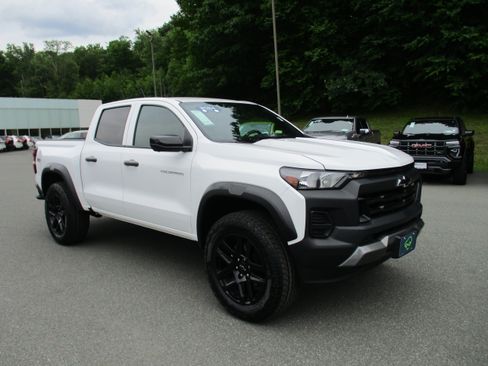 Used 2024 Chevrolet Colorado Trail Boss w/ Technology Package AWD/4WD image 3