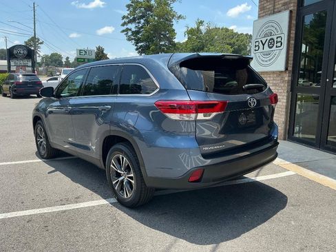 Used 2019 Toyota Highlander LE FWD image 3