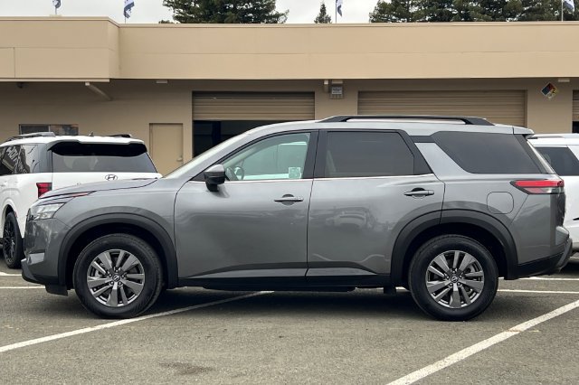 Used 2024 Nissan Pathfinder SV FWD image 9