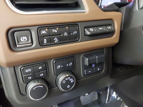 Used 2021 Chevrolet Tahoe High Country w/ Premium Package image 24