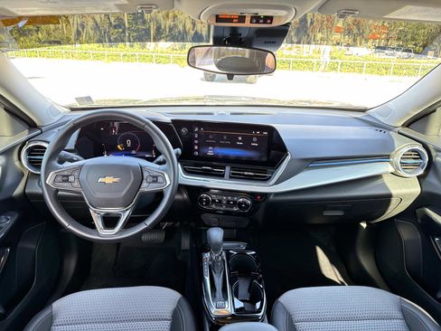 Used 2025 Chevrolet Trax LT w/ Driver Confidence Package image 12