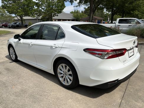 Used 2018 Toyota Camry LE FWD image 5