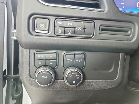 Used 2023 Chevrolet Suburban Premier image 28