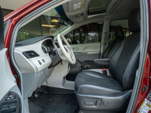 Used 2014 Toyota Sienna SE FWD image 8