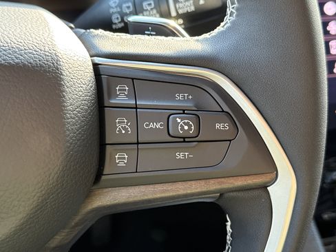 New 2025 Jeep Grand Cherokee Limited w/ Black Appearance Package image 32