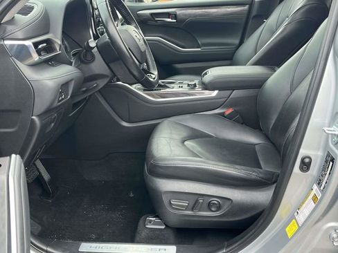 Used 2021 Toyota Highlander Limited image 13