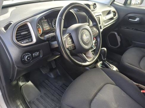 Used 2016 Jeep Renegade Latitude image 10