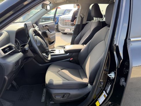 Used 2025 Toyota Highlander LE FWD image 13
