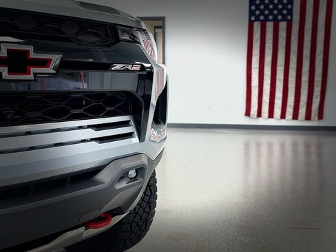 Used 2025 Chevrolet Colorado ZR2 w/ Technology Package AWD/4WD image 11