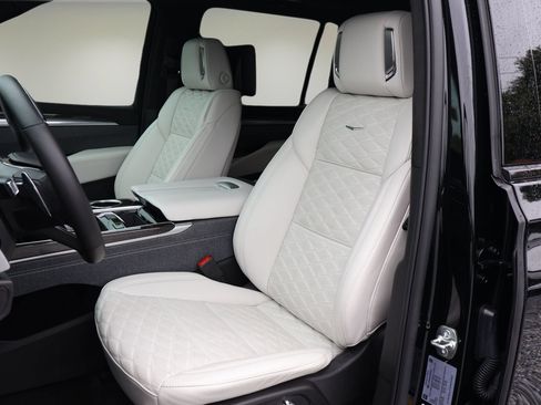 Certified 2025 Cadillac Escalade ESV V AWD/4WD image 11