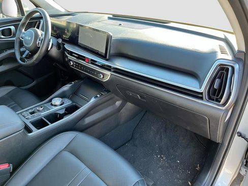 Certified 2025 Kia Sorento EX image 30