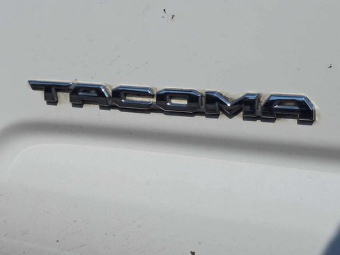 Used 2018 Toyota Tacoma TRD Off-Road w/ Technology Package AWD/4WD image 5