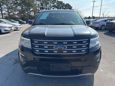 Used 2017 Ford Explorer XLT FWD image 3