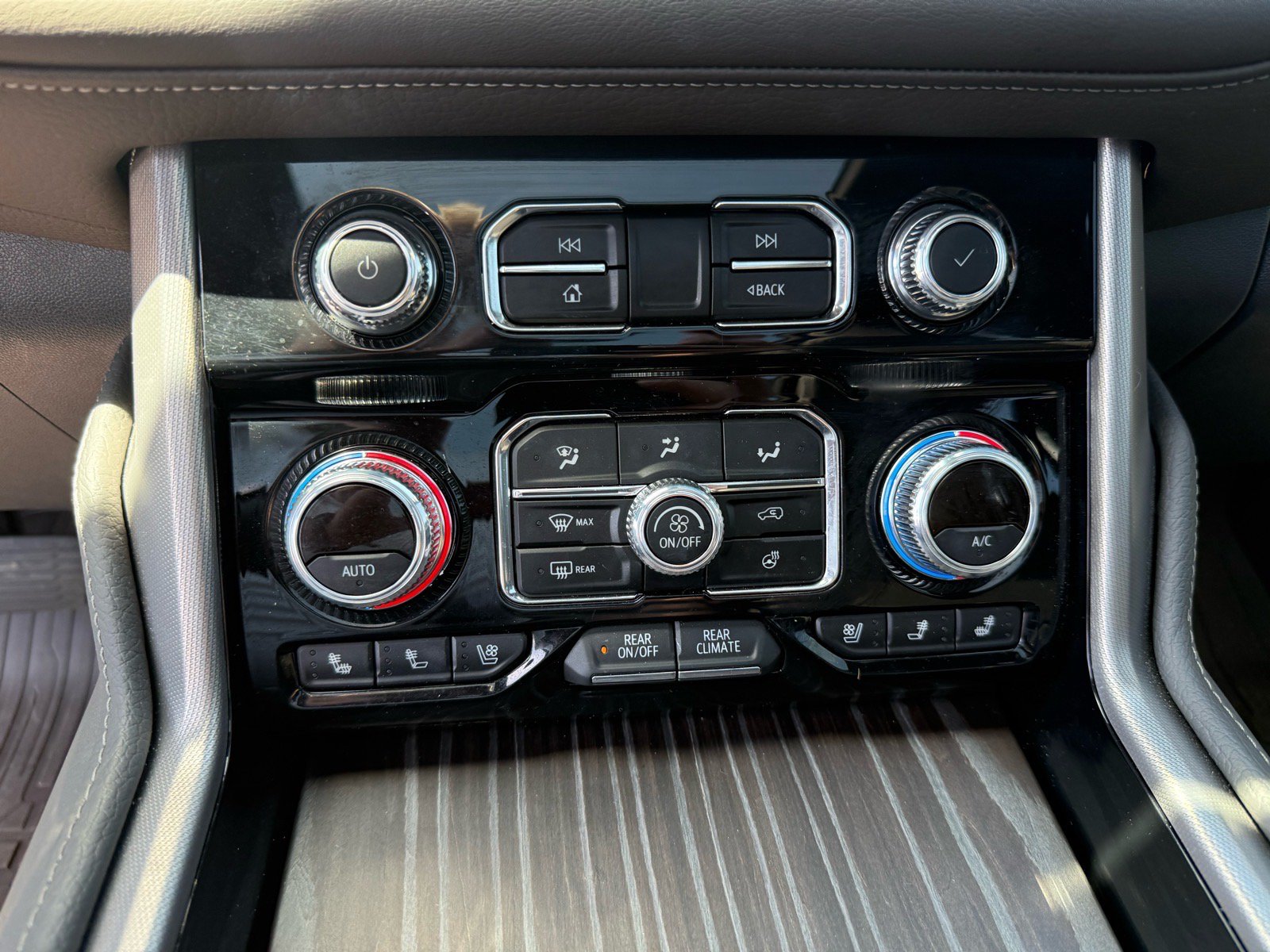 Used 2024 GMC Yukon Denali w/ Advanced Technology Package AWD/4WD image 26