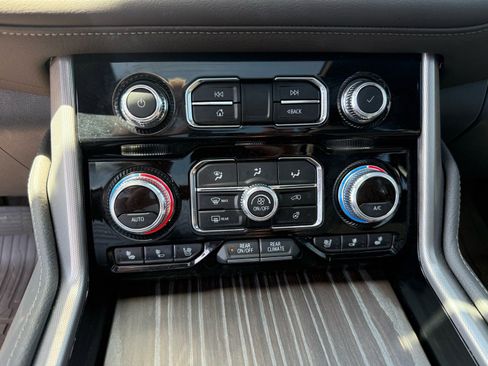Used 2024 GMC Yukon Denali w/ Advanced Technology Package AWD/4WD image 26